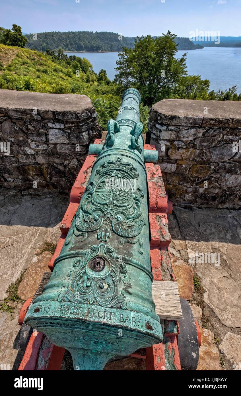 Black Powder Cannon in Fort Ticonderoga, ehemals Fort Carillon, ist eine große Festung aus dem 18.. Jahrhundert, die von den Kanadiern und den Franzosen in einer engen Umgebung erbaut wurde Stockfoto