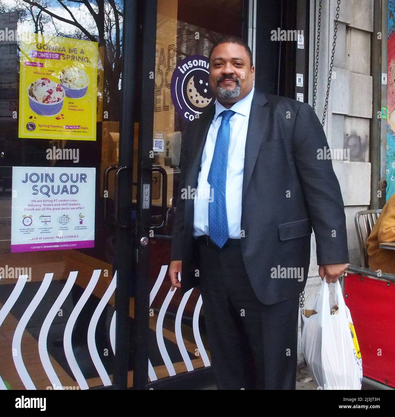 New York, USA. 8. April 2022. New York County District Attorney Alvin Bragg Ich habe am 08. April 2022 auf der Upper West Side in Manhattan ein packende Mittagessen und Kekse von Insomnia Cookies entdeckt (Bildnachweis: © Debra L. Rothenberg/ZUMA Press Wire) Bildnachweis: ZUMA Press, Inc./Alamy Live News Stockfoto