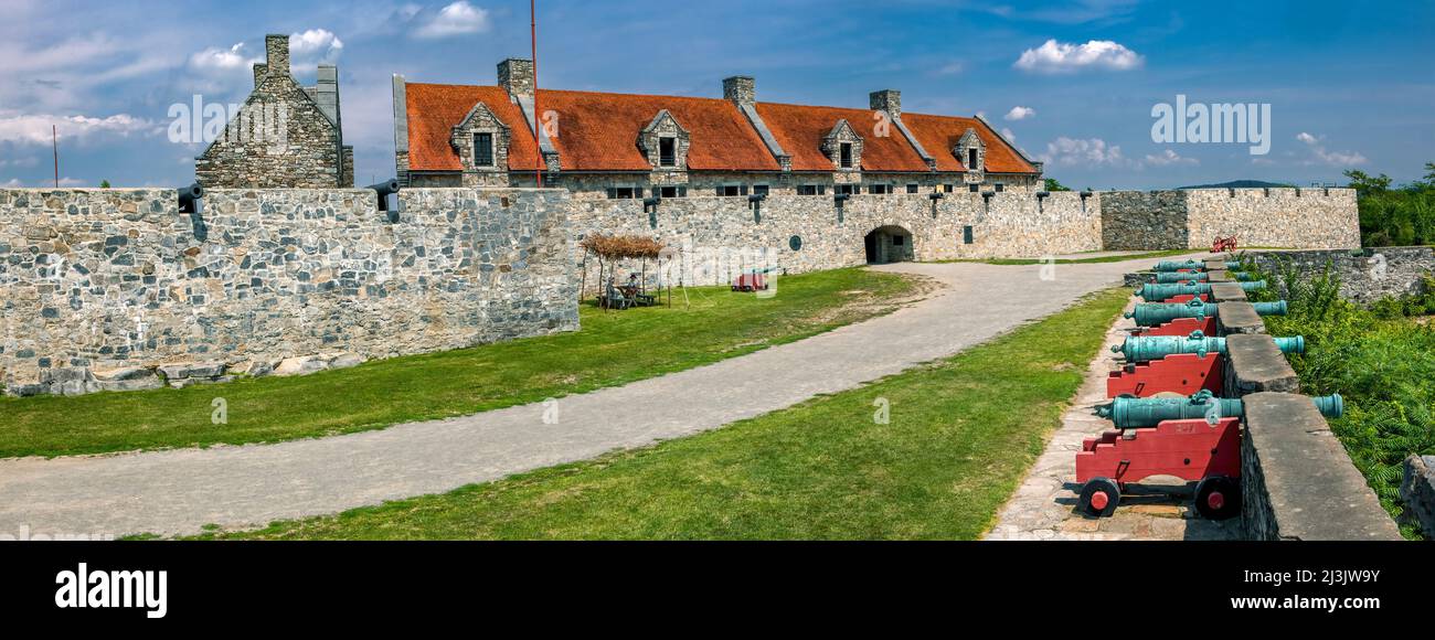 Black Powder Cannons in Fort Ticonderoga, ehemals Fort Carillon, ist eine große Festung aus dem 18.. Jahrhundert, die von den Kanadiern und den Franzosen in einer engen Umgebung erbaut wurde Stockfoto