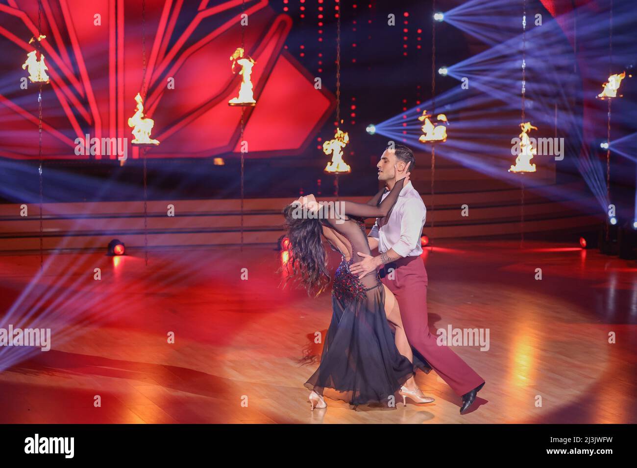Köln, Deutschland. 08. April 2022. Timur Ülker, Schauspieler, und Malika Dzumaev, professionelle Tänzerin, tanzen in der RTL-Tanzshow „Let's Dance“ im Coloneum. Quelle: Rolf Vennenbernd/dpa/Alamy Live News Stockfoto