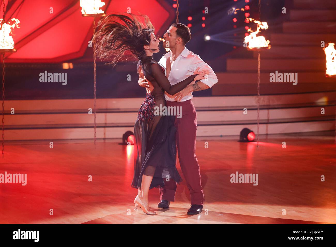 Köln, Deutschland. 08. April 2022. Timur Ülker, Schauspieler, und Malika Dzumaev, professionelle Tänzerin, tanzen in der RTL-Tanzshow „Let's Dance“ im Coloneum. Quelle: Rolf Vennenbernd/dpa/Alamy Live News Stockfoto