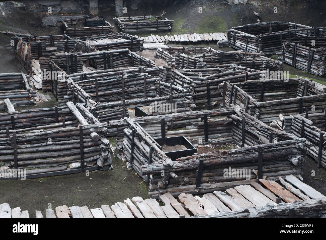 Die Überreste einer alten Holzstadt als UNESCO-Weltkulturerbe und historisches Denkmal. Stockfoto