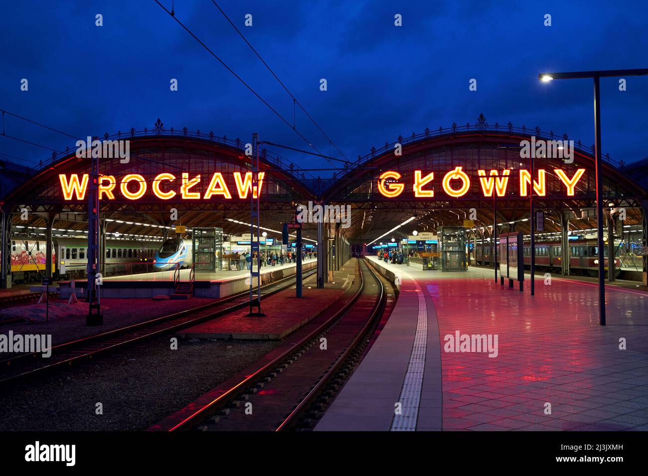 Bahnsteig des Bahnhofs Wroclaw Glowny in der Abenddämmerung Stockfoto