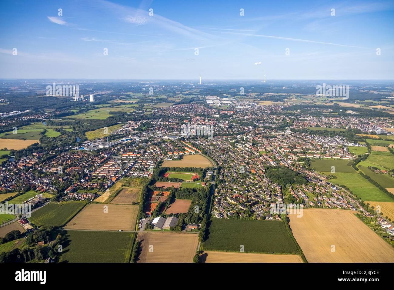 Luftaufnahme, Stadt Werne, Übersicht über die ganze Stadt, blauer Himmel, Stadt im südlichen Münsterland, Zentrum, Altstadt, alter Markt, Marktplatz, Stadt chur Stockfoto