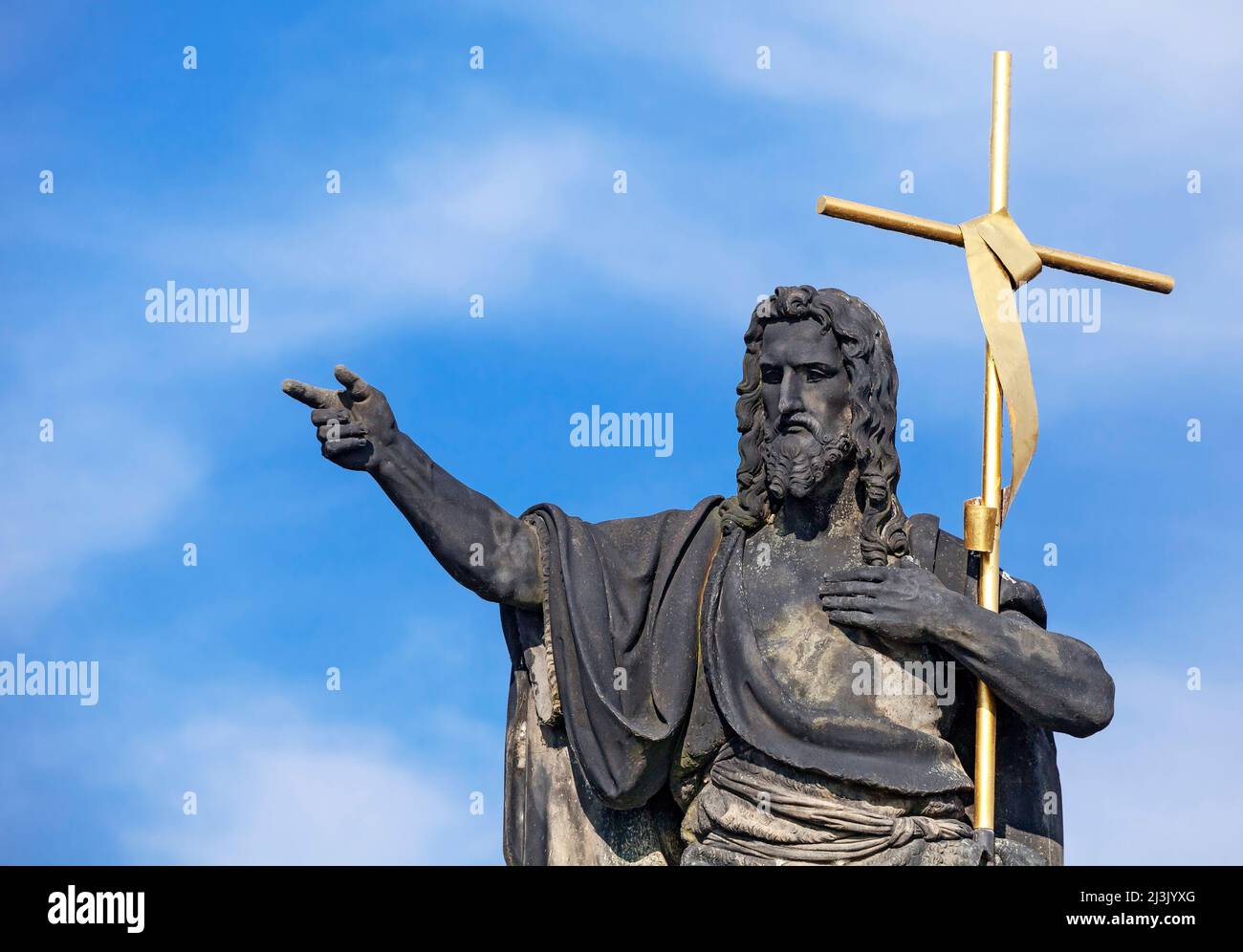 Statue von Johannes dem Täufer auf der Karlsbrücke in Prag Stockfoto