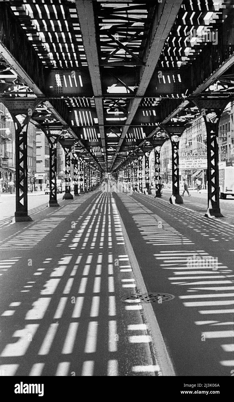 Straßenszene unter der Hochbahn, New York City, New York, USA, Angelo Rizzuto, Anthony Angel Collection, August 1953 Stockfoto