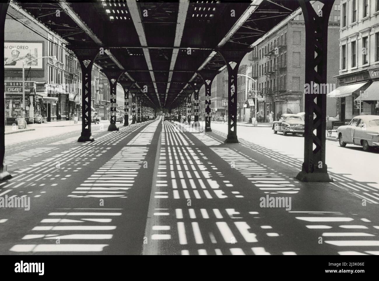 Straßenszene unter der Hochbahn, New York City, New York, USA, Angelo Rizzuto, Anthony Angel Collection, August 1953 Stockfoto