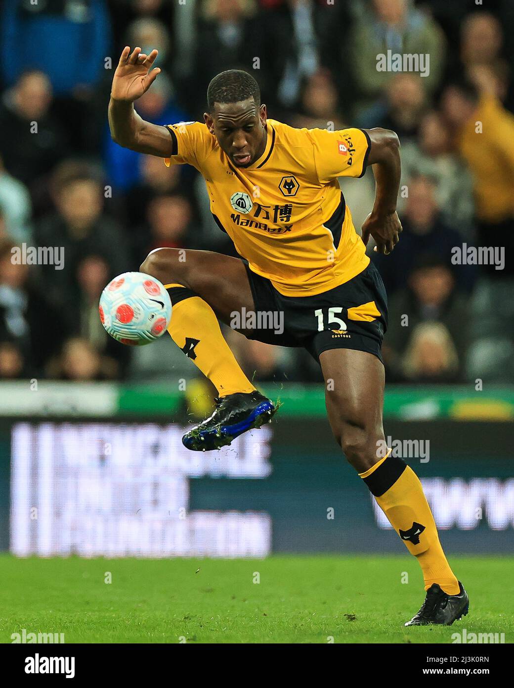 Newcastle, Großbritannien. 08. April 2022. Willy Boly #15 von Wolverhampton Wanderers kontrolliert den Ball am 4/8/2022. Quelle: SIPA USA/Alamy Live News Stockfoto