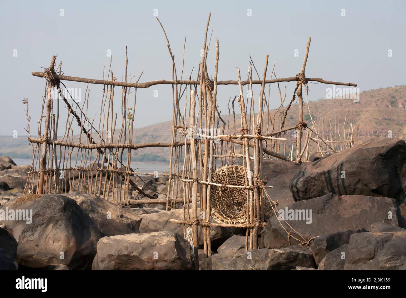 Ein ausgefeiltes System von Fischfallen, die durch Niedrigwasser freigelegt werden.; Unterer Zaire, Demokratische Republik Kongo. Stockfoto