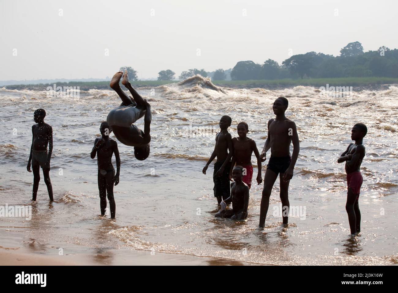 Junge kongolesische Jungen spielen am Zaire River in Kinsuka Rapids.; Kongo River bei Kinshasa, Demokratische Republik Kongo. Stockfoto