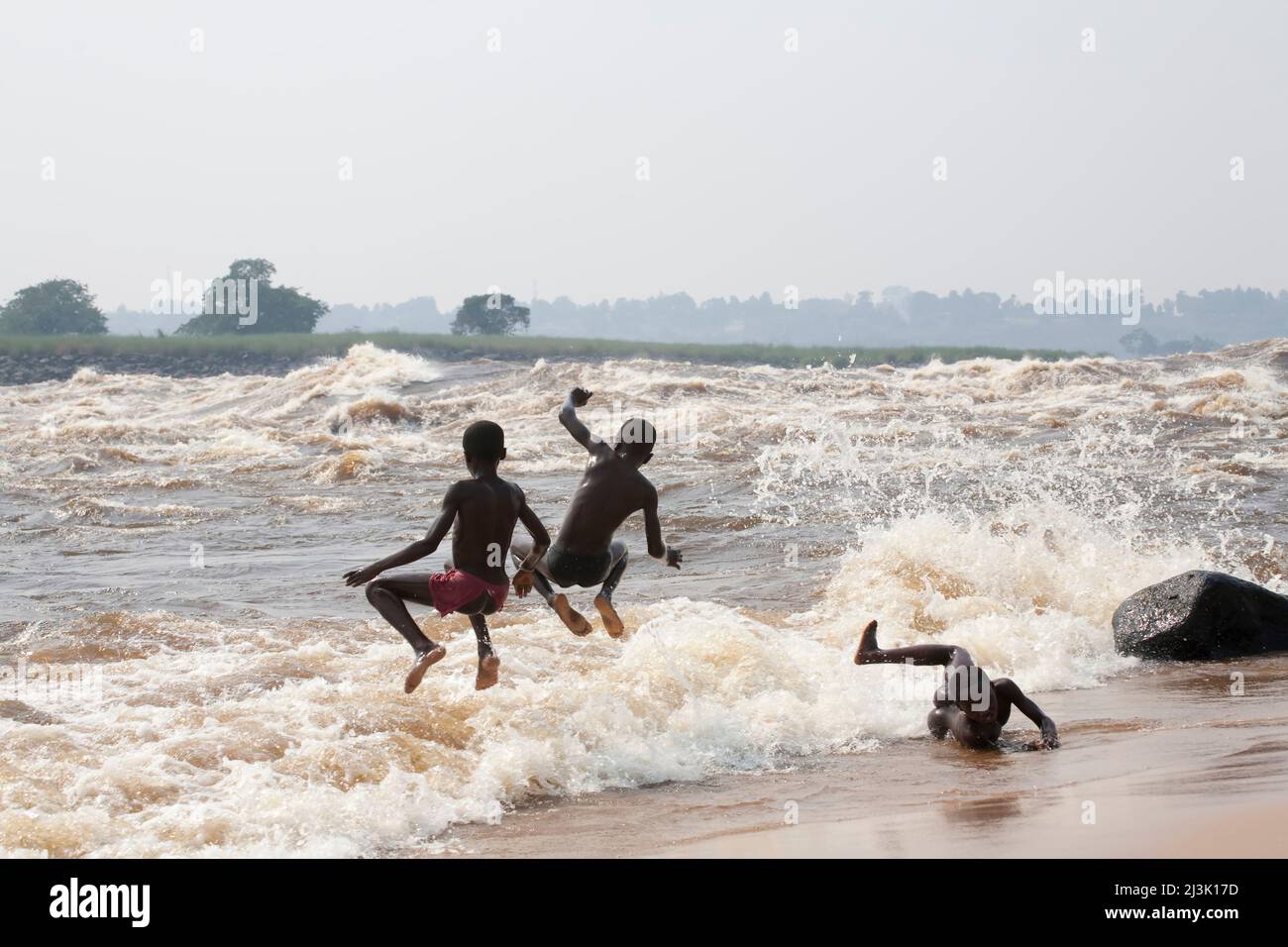 Junge kongolesische Jungen spielen entlang des Zaire River in Kinsuka Rapids; Kongo River Kinshasa, Demokratische Republik Kongo. Stockfoto