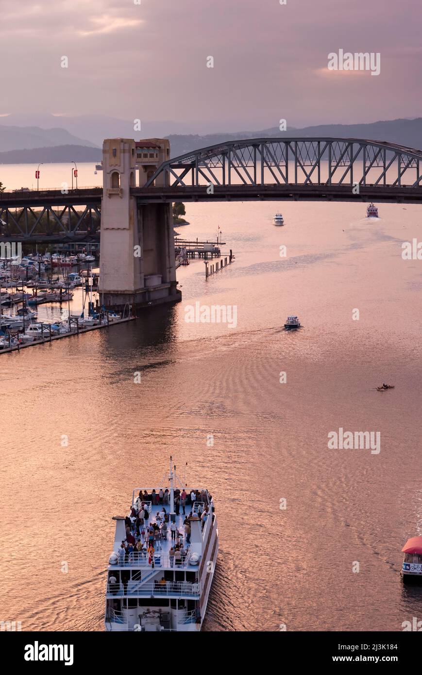 Burrard Bridge bei Sonnenuntergang, English Bay, Vancouver, British Columbia, Kanada Stockfoto