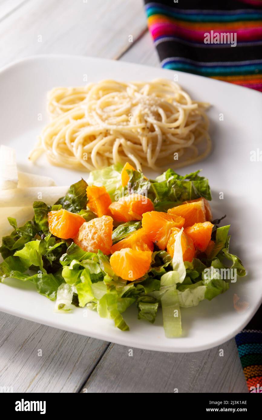 Frischer gemischter Salat mit Mandarinensalat, begleitet von Jicama „Pachyrhizus erosus“, auch bekannt als mexikanische Yambohne oder mexikanische Rüben. Nahaufnahme des Bildes. Stockfoto