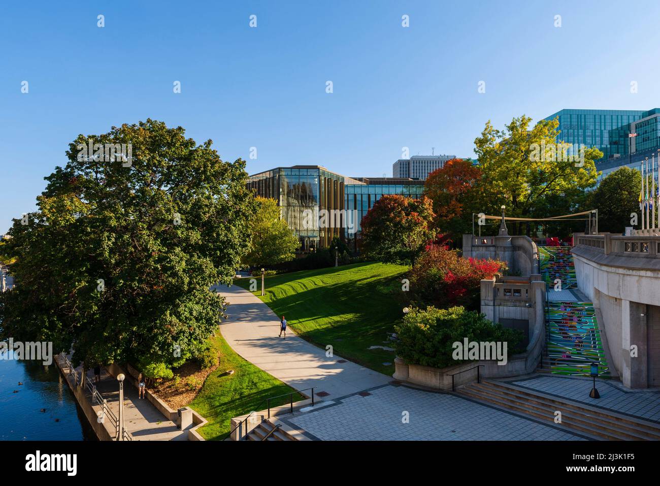 Gebäude und Parkanlagen entlang des Rideau-Kanals; Ottawa, Ontario, Kanada Stockfoto