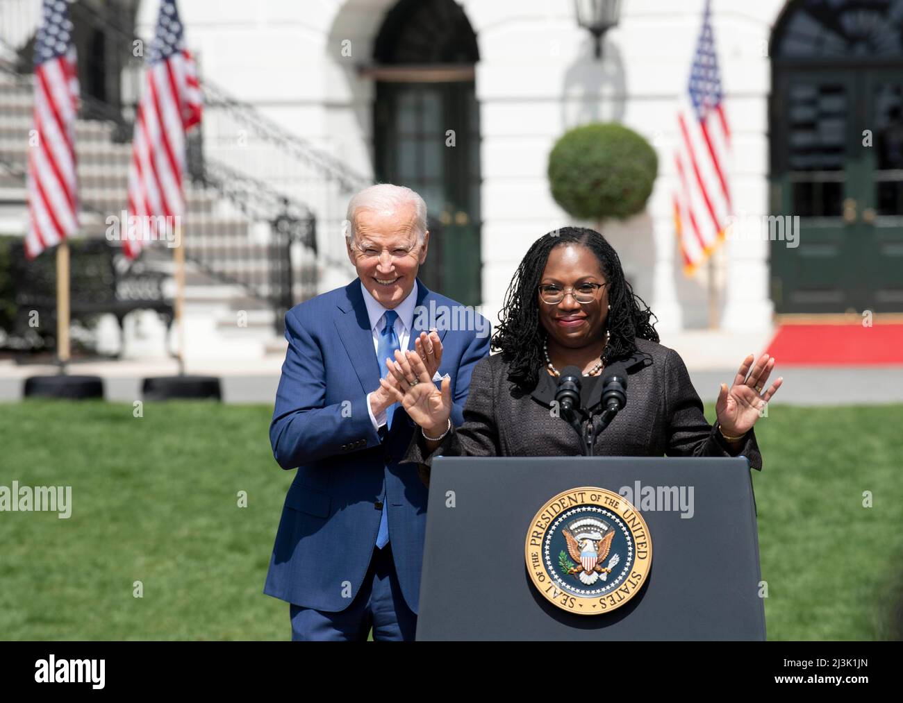 Washington, USA. 8. April 2022. Richter Ketanji Brown Jackson (R) und US-Präsident Joe Biden nehmen am 8. April 2022 an einer Veranstaltung Teil, bei der Jackson vom Senat für den Obersten Gerichtshof am South Lawn des Weißen Hauses in Washington, DC, USA, bestätigt wurde. Das Weiße Haus hielt die Veranstaltung am Freitagnachmittag ab, um die Bestätigung der ersten afroamerikanischen Frau für den Obersten Gerichtshof durch den Senat zu markieren. Quelle: Liu Jie/Xinhua/Alamy Live News Stockfoto