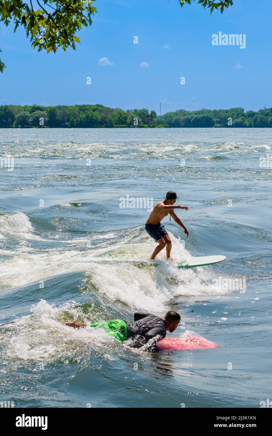 Surfen im St. Lawrence River in Montreal; Montreal, Quebec, Kanada Stockfoto