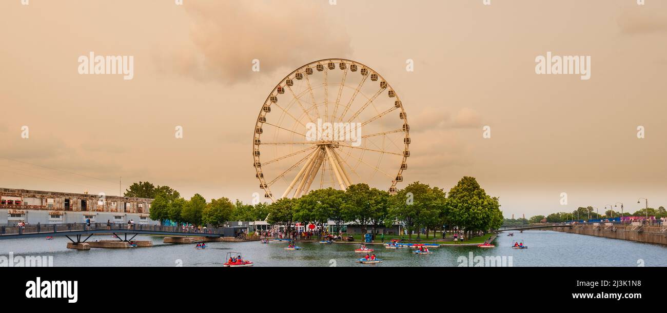 Bonsecours Basin und La Grande Roue de Montreal, Montreals Aussichtsrad im alten Hafen von Montreal; Montreal, Quebec, Kanada Stockfoto