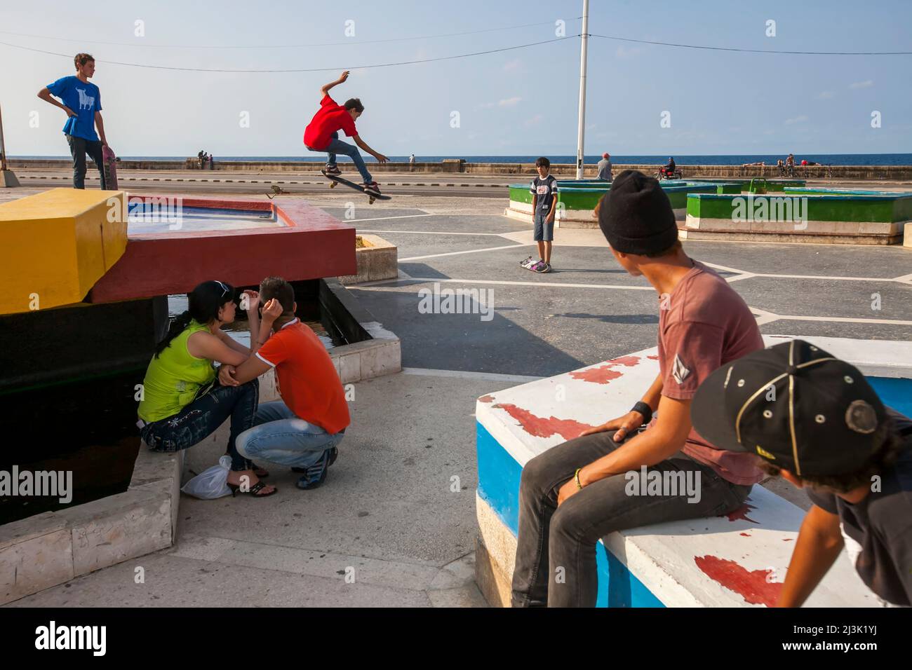 In Havanna, Kuba, hängen mehrere Skateboarder auf dem Malecon, einer Promenade am Ufer, Havanna, Kuba, herum Stockfoto