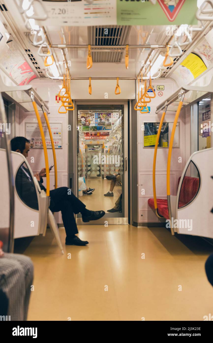 Passagiere der modernen U-Bahn in Tokio; Tokio, Japan Stockfoto