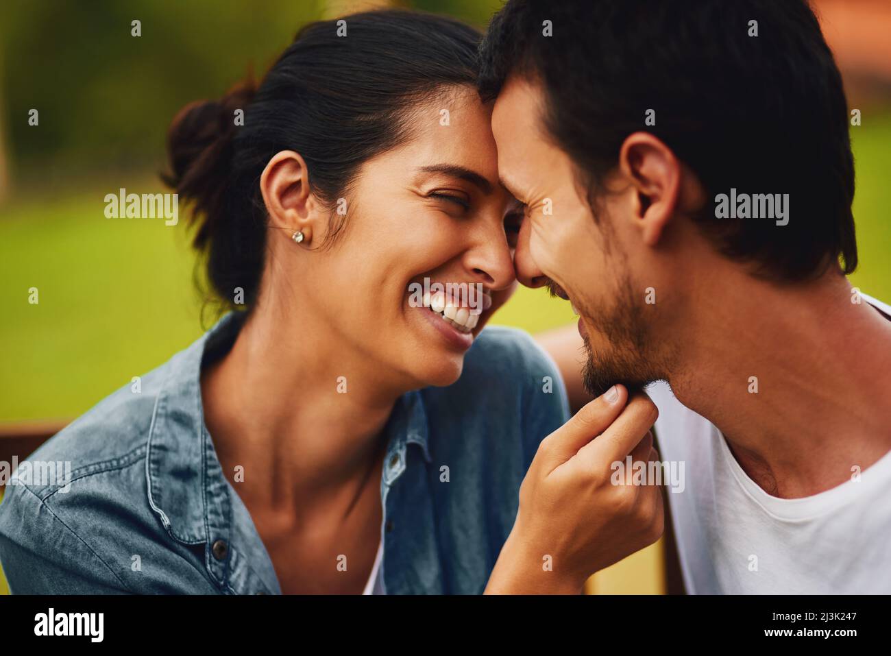 Mein Herz wurde dazu geschaffen, dich zu lieben. Aufnahme eines liebevollen jungen Paares, das einen romantischen Tag im Park verbringt. Stockfoto