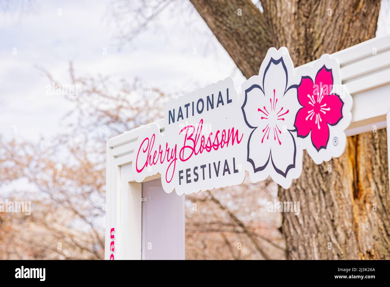 Washington DC, 30 2022. MÄRZ - Nahaufnahme des Zeichens des National Cherry Blossom Festival Stockfoto