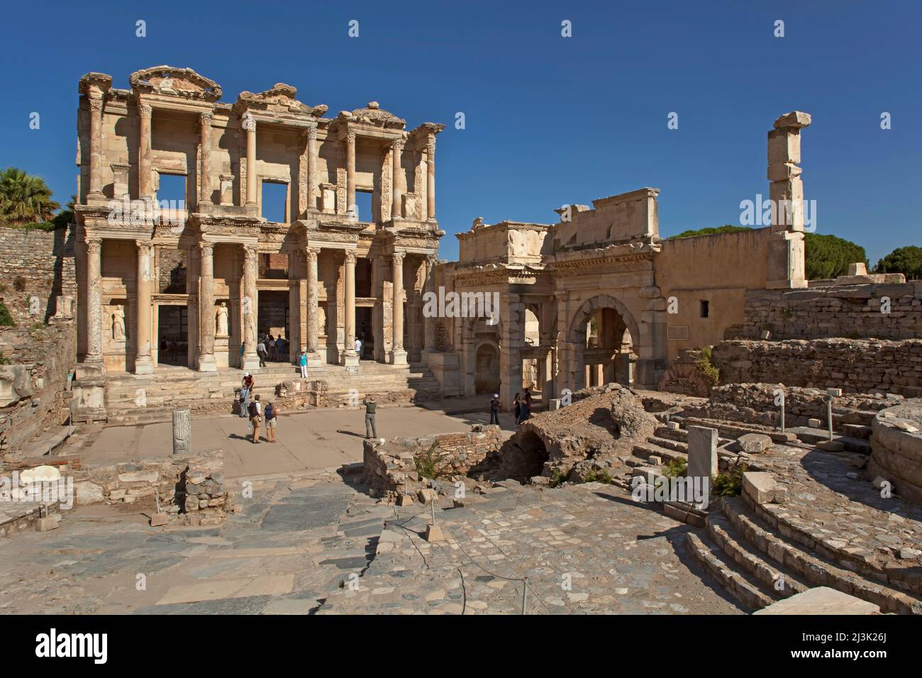 Die Celsus-Bibliothek mit dem Tor zu Augustus auf der rechten Seite in Ephesus, Türkei; Ephesus, Anatolien, Truthahn Stockfoto