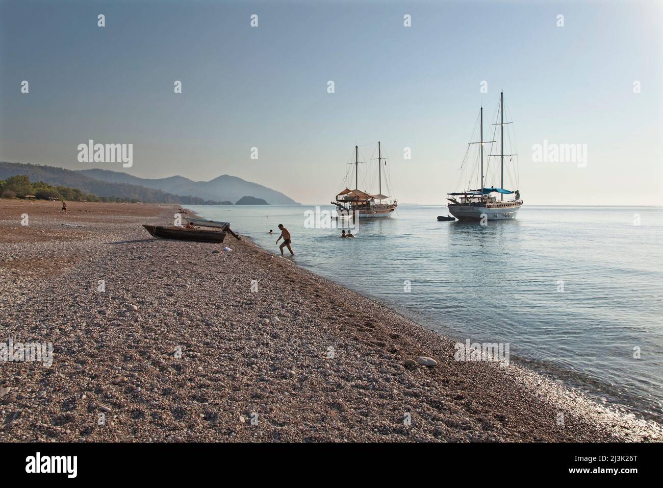 Blick am frühen Morgen auf die Gulets am Strand von Cirali, Türkei; Cirali, Provinz Antalya, Türkei Stockfoto