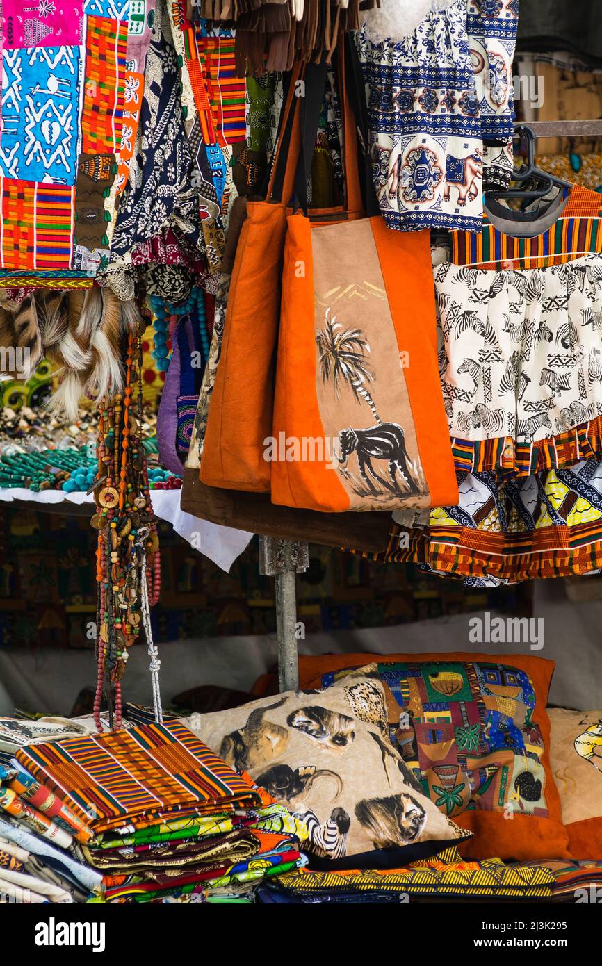 Kulturelle Souvenirs werden an den Marktständen auf dem Greenmarket Square in Kapstadt, Kapstadt, Südafrika ausgestellt Stockfoto