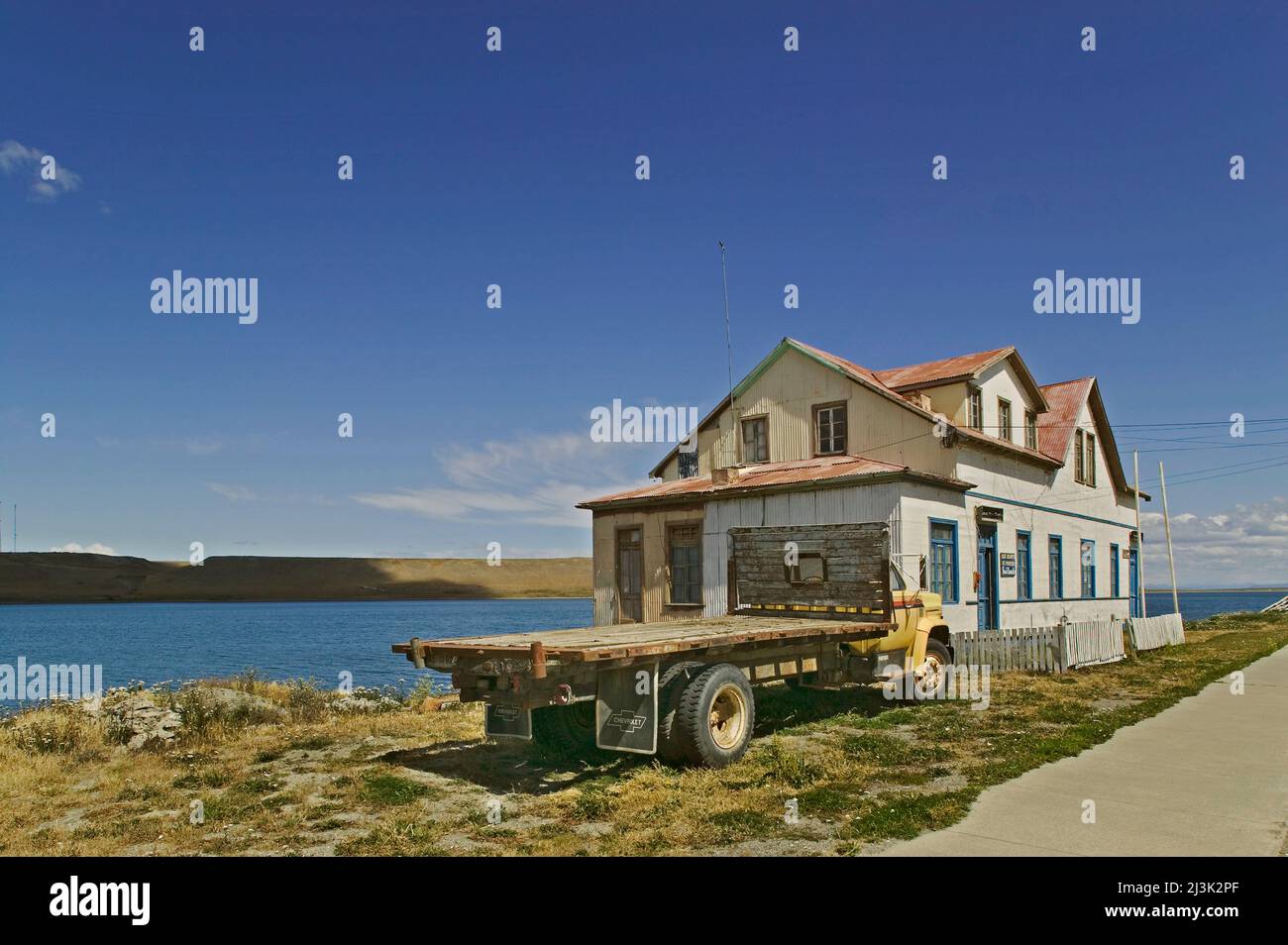 Ein abgelegenes Haus an der Küste, in der Nähe von Porvenir, Tierra del Fuego, Chile.; Porvenir, Tierra del Fuego, Patagonien, Chile. Stockfoto