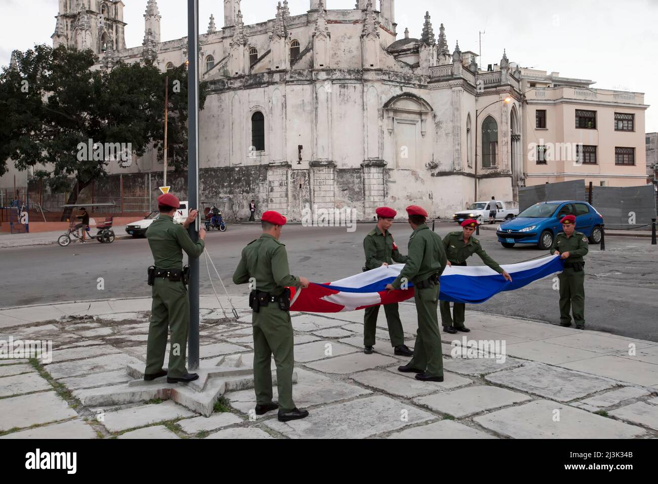 Mehrere Soldaten falten eine kubanische Flagge in der Innenstadt von Havanna, Kuba; Havanna, Kuba Stockfoto