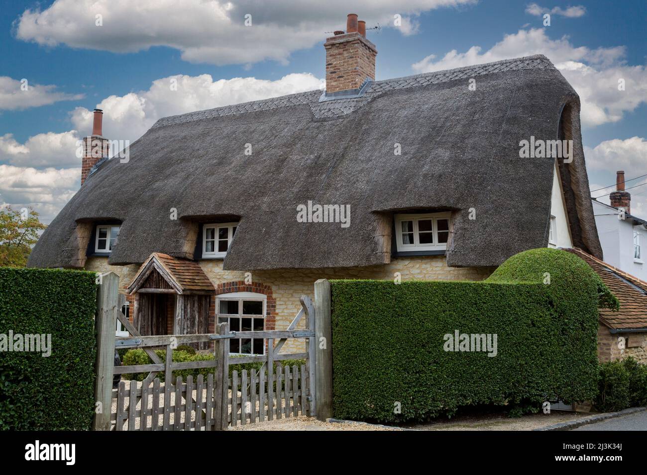 Großbritannien, England, Ewelme.  Strohdach auf einem englischen Cottage. Stockfoto
