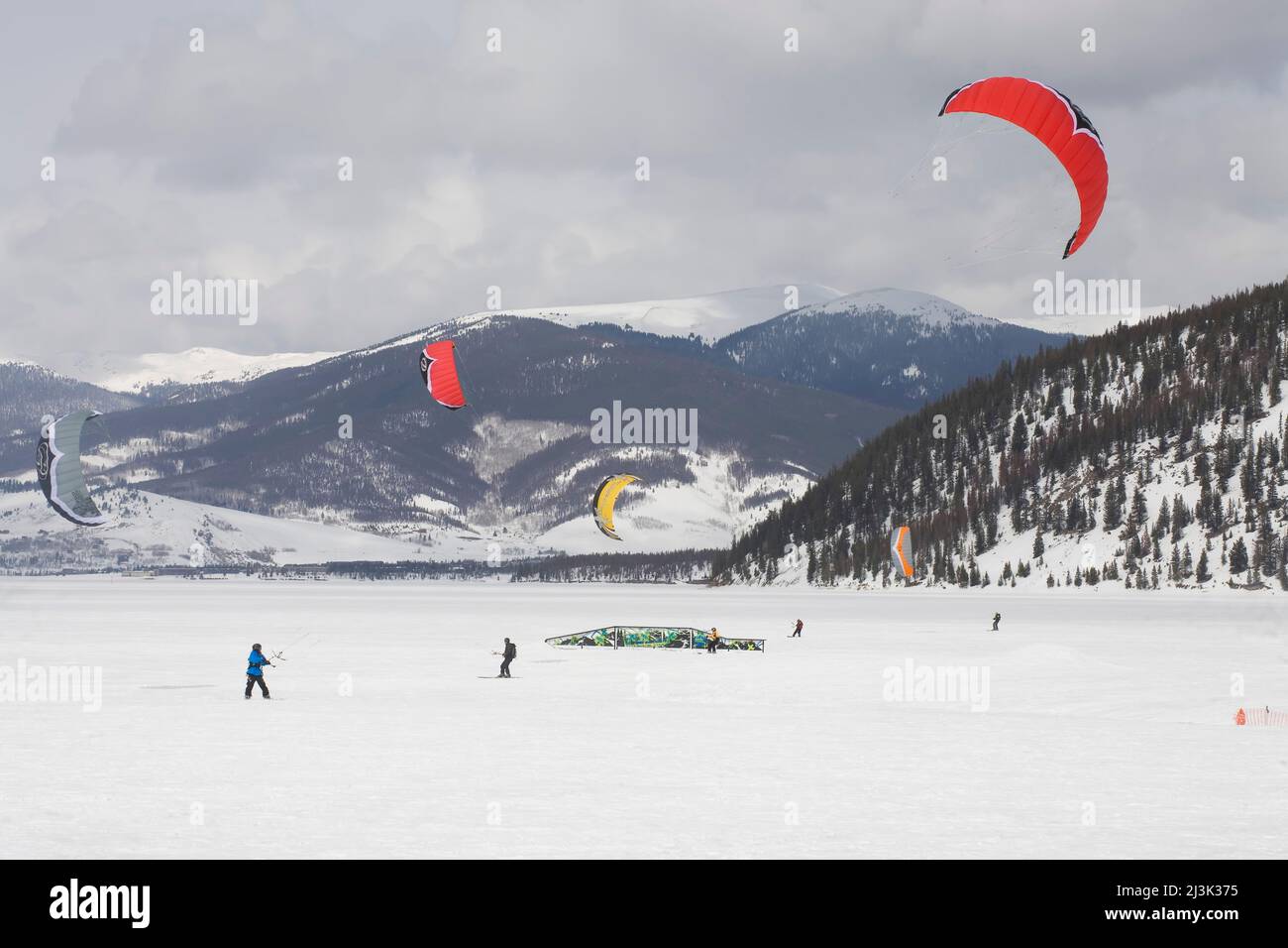 Kiteboarding auf einem gefrorenen See im Winter; Dillon Reservoir - Dillon, Colorado, USA Stockfoto