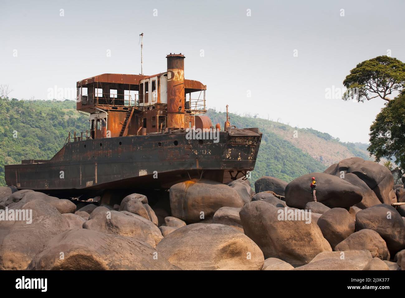 Die Hälfte eines großen Frachtschiffs befindet sich auf einem Felsenhaufen; Kongo, Demokratische Republik Kongo. Stockfoto