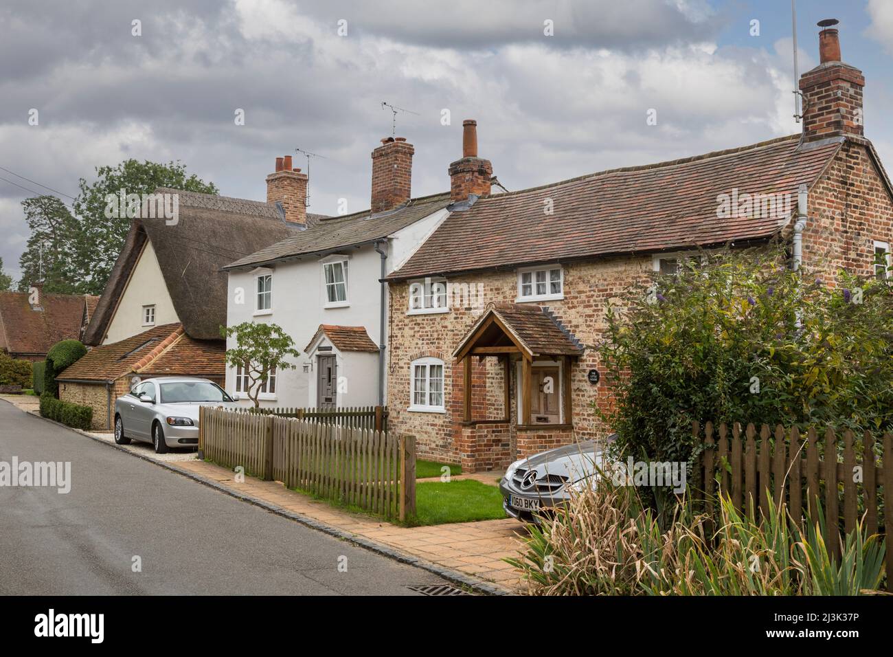 Großbritannien, England, Ewelme.  Ruhige Straße Szene in einem kleinen englischen Dorf. Stockfoto