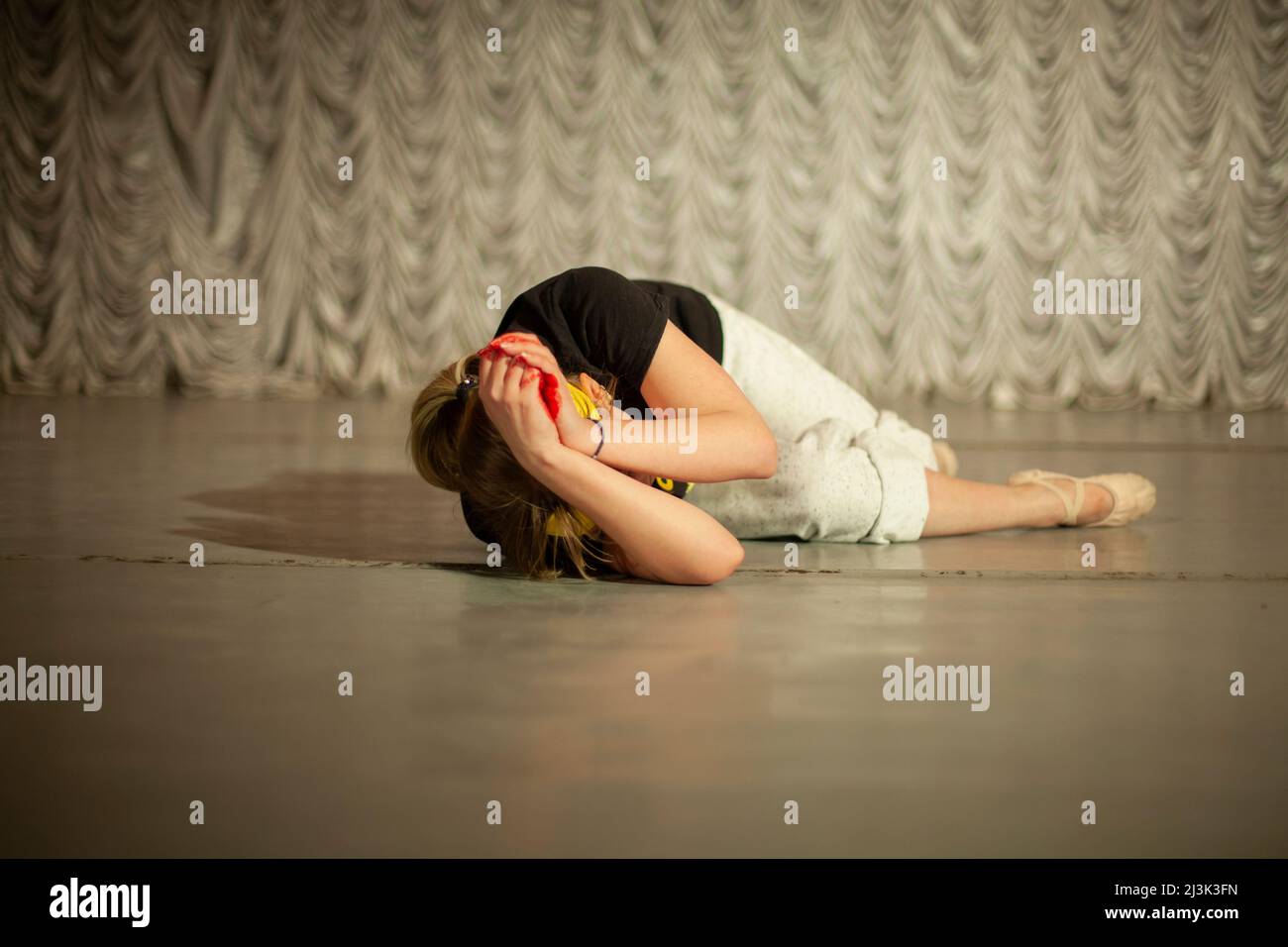 Mädchen zeigt Emotionen auf der Bühne. Der Tanzlehrer lernt, sich in Bewegung auszudrücken. Leistung der Ballerina. Stockfoto
