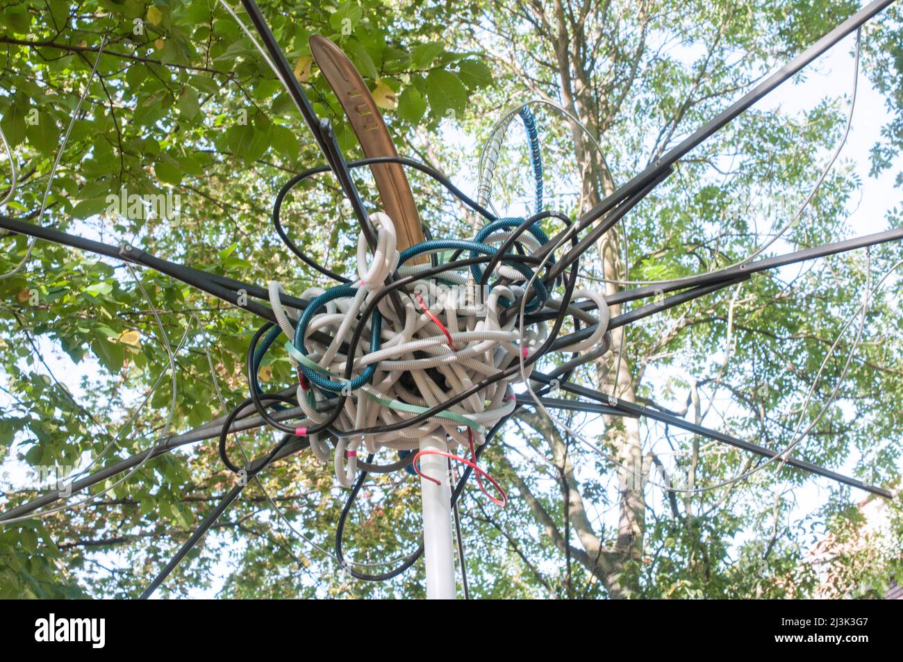 Recycelte Kunst Skulptur Objekt in der Natur Stockfoto