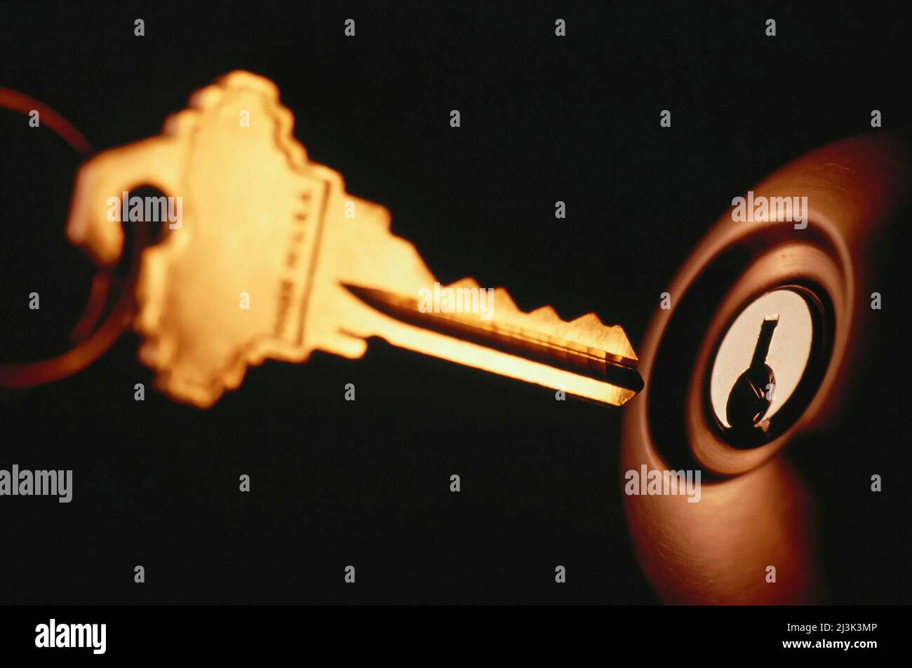 Nahaufnahme des Schlüssels mit Schlüsselloch und Türknauf Stockfoto