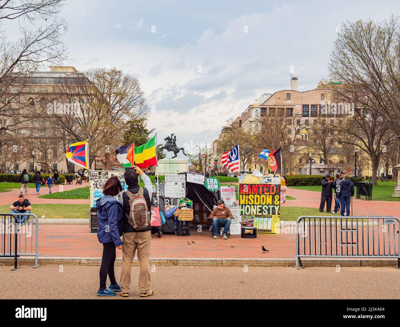 Washington DC, 31 2022. MÄRZ - man protestiert mit Schild und Flaggen auf dem Lafayette Square Stockfoto