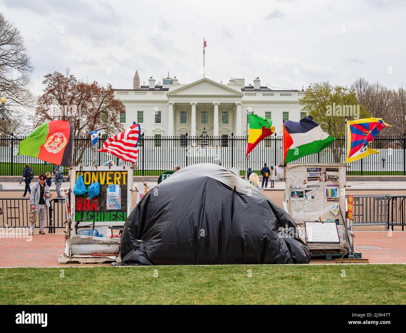 Washington DC, 31 2022. MÄRZ - man protestiert mit Schild und Flaggen auf dem Lafayette Square Stockfoto