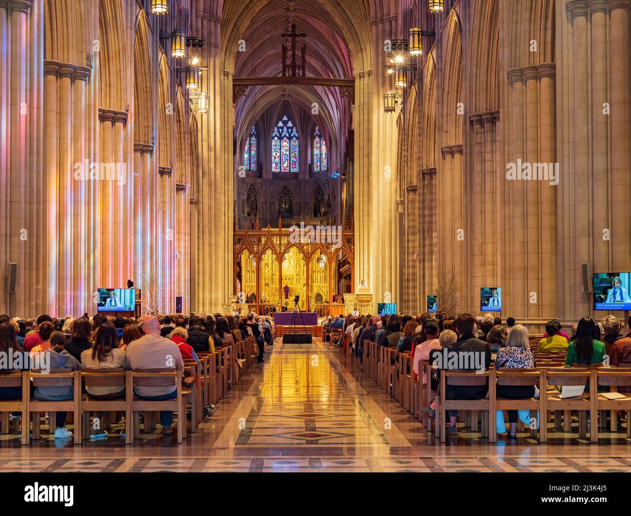 Washington DC, APR 3 2022 - Sonntagskirchlicher Gottesdienst in der Washington National Cathedral Stockfoto