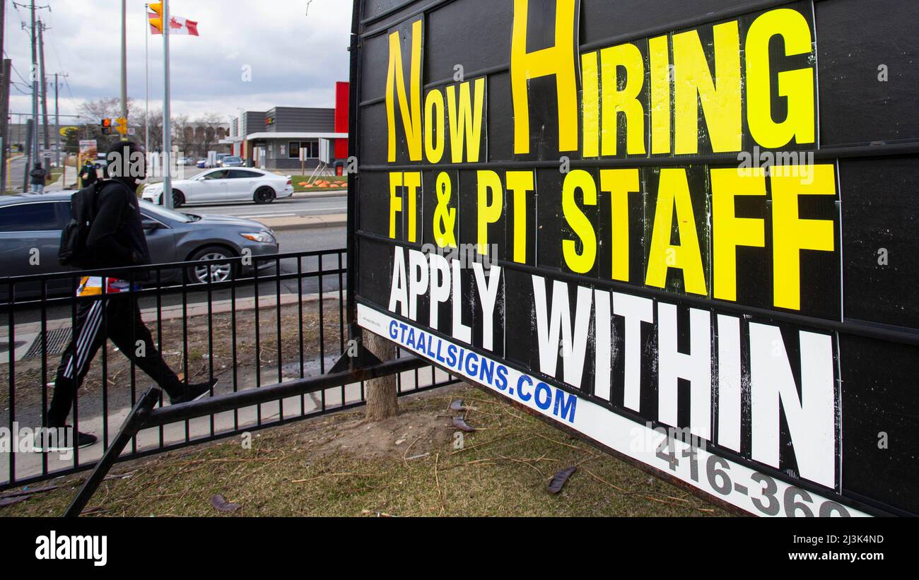 Toronto, Kanada. 8. April 2022. Ein Mann kommt am 8. April 2022 an einer Jobbörse vor einem Geschäft in Toronto, Kanada, vorbei. Kanadas Arbeitslosenquote sank um 0,2 Prozentpunkte auf 5,3 Prozent im März, die niedrigste Quote seit der Veröffentlichung vergleichbarer Daten im Jahr 1976, teilte Statistics Canada am Freitag mit. Quelle: Zou Zheng/Xinhua/Alamy Live News Stockfoto