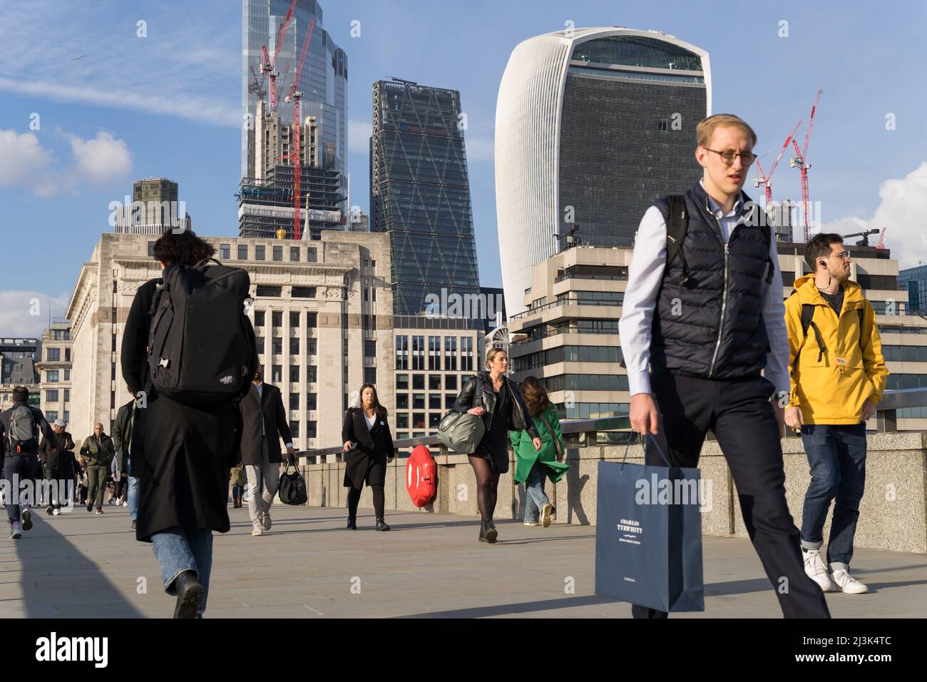 London, Großbritannien. 8.. April 2022. Die Allgemeinheit genießt nun die neu gefundene Freiheit ohne eine Zwangssperre in England. Büroangestellte im Finanzdistrikt und Touristen genießen in London den fantastischen sonnigen Frühlingssonne. Premierminister Johnson gibt jedoch zu, dass heute die Sperrung noch immer auf dem Spiel steht, trotz des vielversprechenden Weges zurück zur Normalität und des Lebens mit dem Coronavirus. Quelle: Glosszoom/Alamy Live News Stockfoto