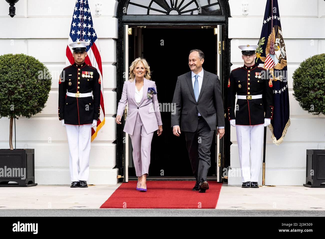 Washington DC, USA. 8. April 2022. 8. April 2022 - Washington DC, USA: First Lady JILL BIDEN und der zweite Gentleman DOUG EMHOFF kommen zu einer Veranstaltung, um die Bestätigung von Richter Ketanji Brown Jackson vor dem Obersten Gerichtshof zu markieren. (Bild: © Michael Brochstein/ZUMA Press Wire) Bild: ZUMA Press, Inc./Alamy Live News Stockfoto