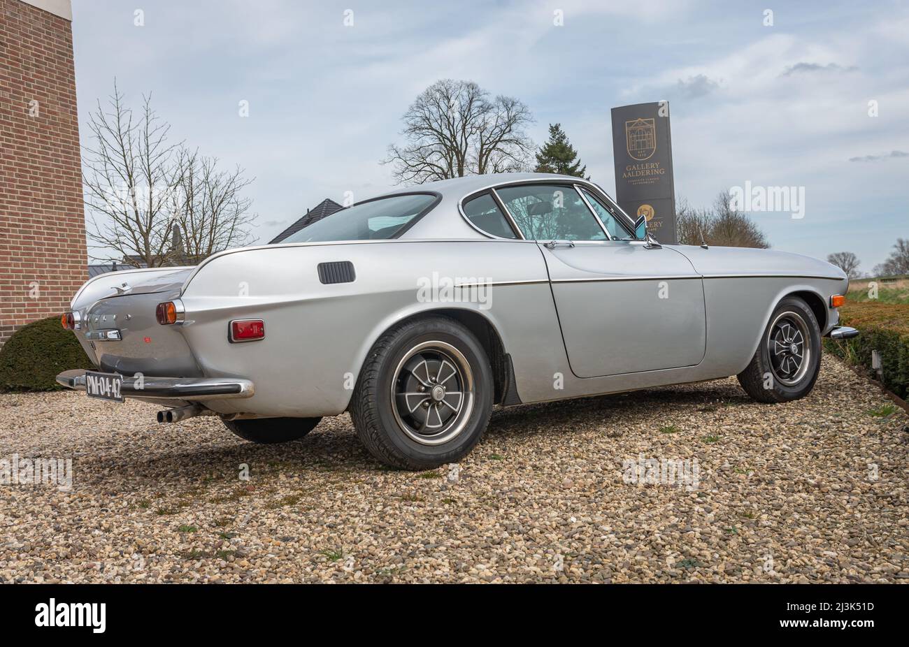 Brummen, Provinz Gelderland, Niederlande, 12.03.2022, glänzender Oldtimer Volvo 1800 E von 1971 in grauer Farbe Stockfoto