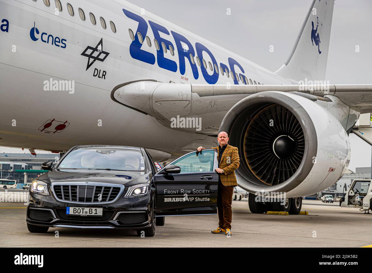 Andreas Conrad mit BRABUS vor einem Zero G Airbus. Frankfurt-Airport, Deutschland Stockfoto