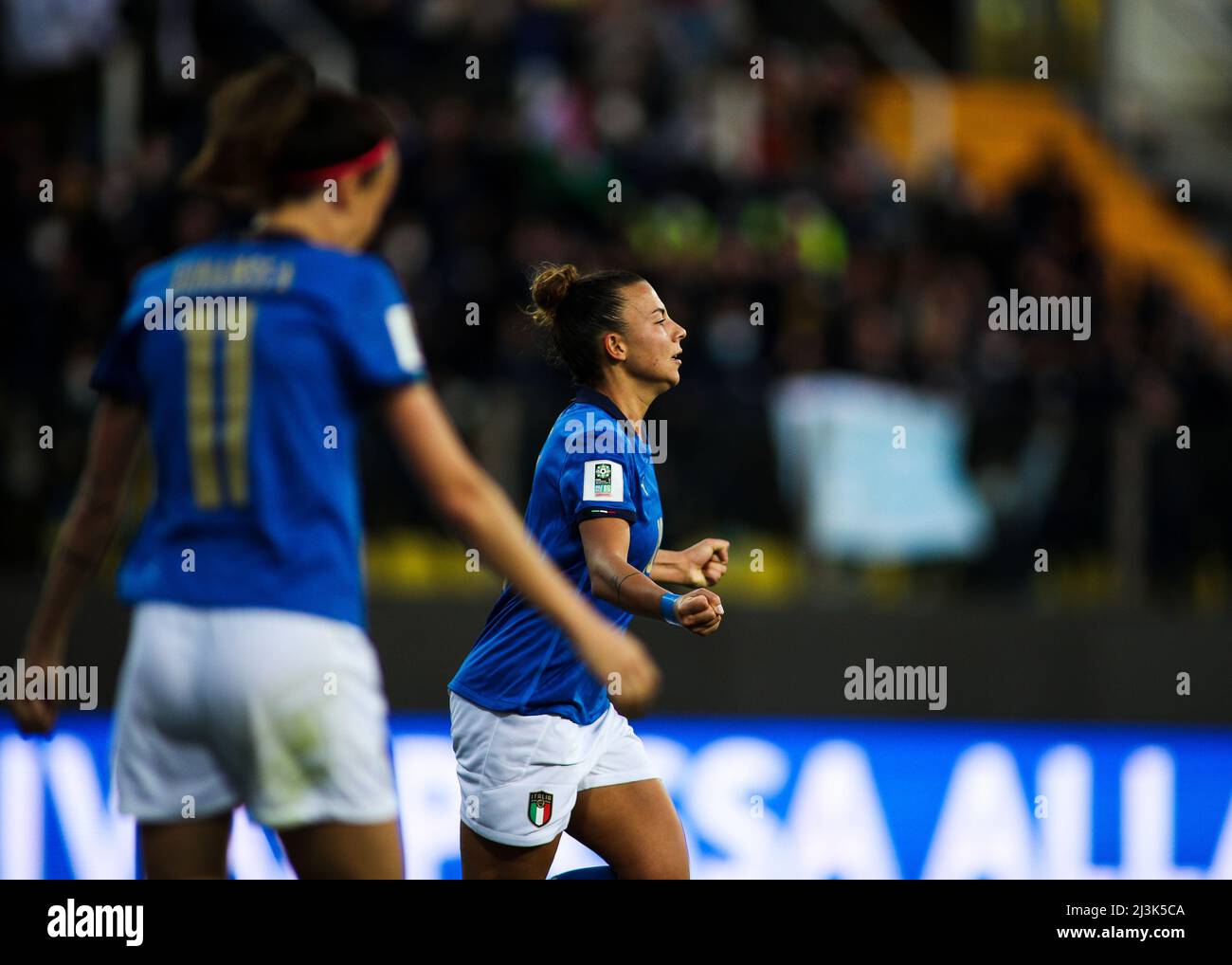 Parma, Italien. 08. April 2022. Arianna Caruso (18 Italien) feiert im Stadio Ennio Tardini in Parma, Italien, nach dem Tor während des Qualifikationsspiels der FIFA-Weltmeisterschaft der Frauen 2023 zwischen Italien und Litauen Michele Finessi/SPP Credit: SPP Sport Press Photo. /Alamy Live News Stockfoto