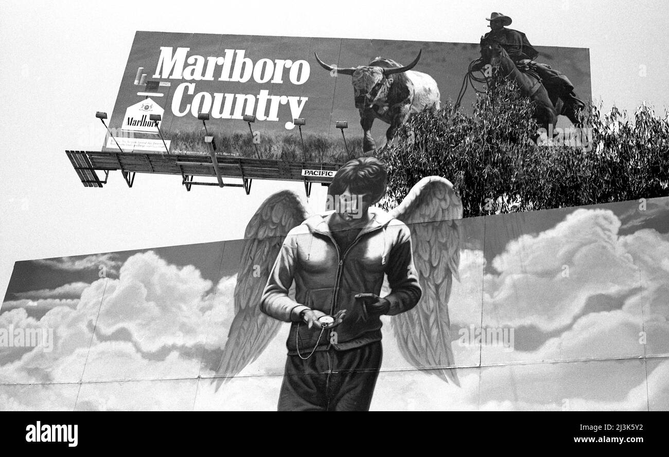 Konkurrierende Werbetafeln für Marlboro-Zigaretten und den Film Heaven Can Wait mit Warren Beatty auf dem Sunset Strip in Los Angeles, CA, 1980. Stockfoto
