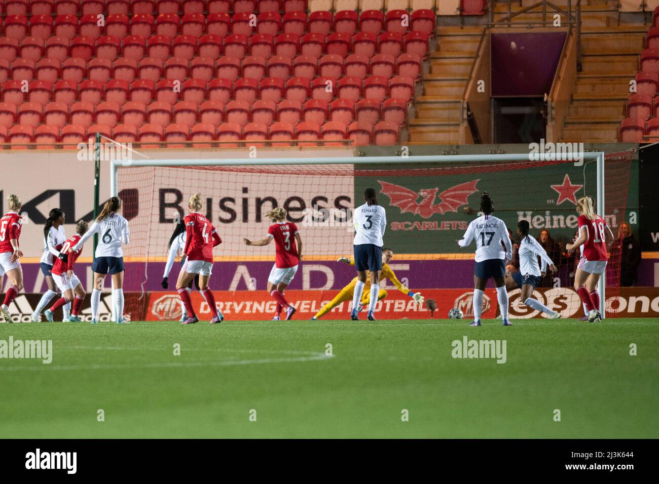 Llanelli, Großbritannien. 08. April 2022. Wales gegen Frankreich, FIFA Women’s World Cup Qualifier, Parc Y Scarlets, Llanelli, UK, 8/4/22: PIC by Andrew Dowling Photography/Alamy Live News Credit: Andrew Dowling/Alamy Live News Stockfoto
