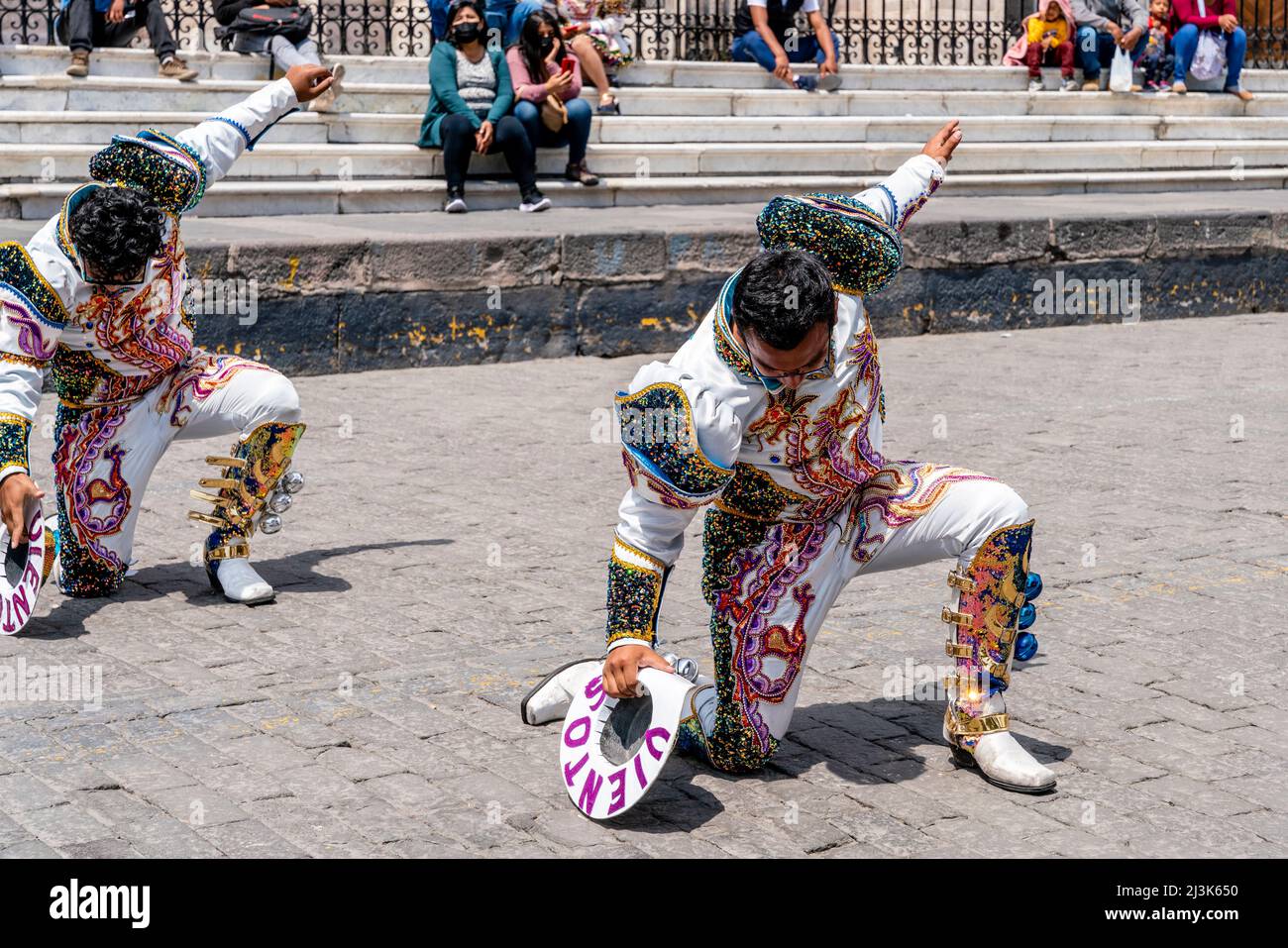 Junge Männer von Einer lokalen Tanzgruppe tanzen auf der Plaza De Armas (Hauptplatz) Arequipa, Region Arequipa, Peru. Stockfoto