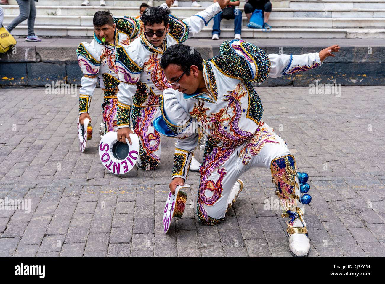 Junge Männer von Einer lokalen Tanzgruppe tanzen auf der Plaza De Armas (Hauptplatz) Arequipa, Region Arequipa, Peru. Stockfoto